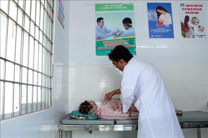 Bác sĩ Trần Quốc Đoàn, Trưởng Trạm y tế xã Tân Duyệt, huyện Đầm Dơi (Cà Mau) khám bệnh bảo hiểm y tế cho người dân.