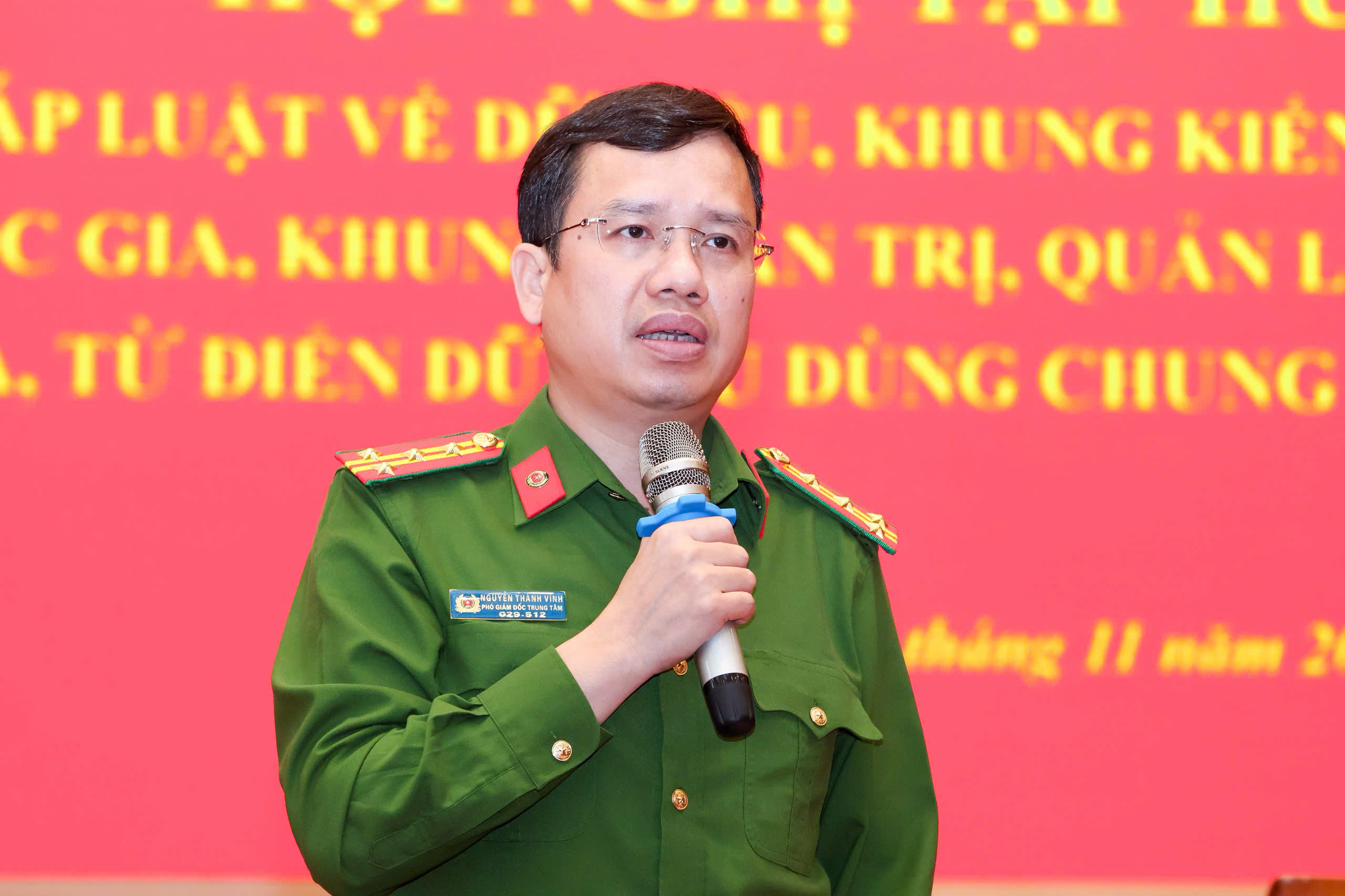 Đại tá Nguyễn Thành Vĩnh phát biểu trong Hội nghị