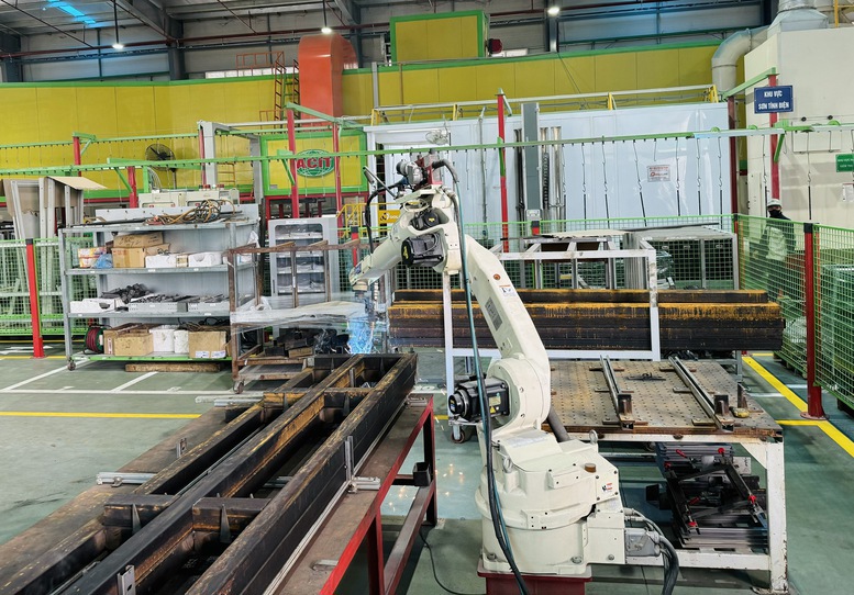 Đầu tư, ứng dụng công nghệ vào sản xuất, kinh doanh tại Nhà máy Công nghệ cao Á Châu - Khu Công nghệ cao Hòa Lạc. Ảnh: VGP/T.Giang