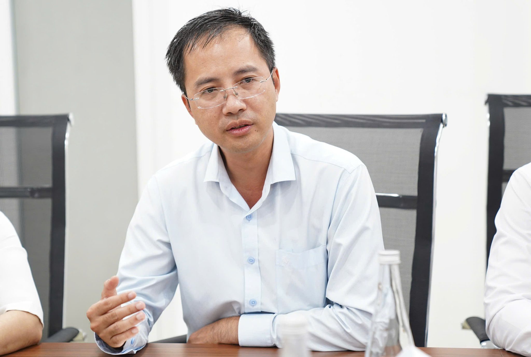 Ông Võ Đức Anh – Phó Giám đốc Trung tâm Hỗ trợ khởi nghiệp đổi mới sáng tạo Đà Nẵng chia sẻ tại buổi làm việc