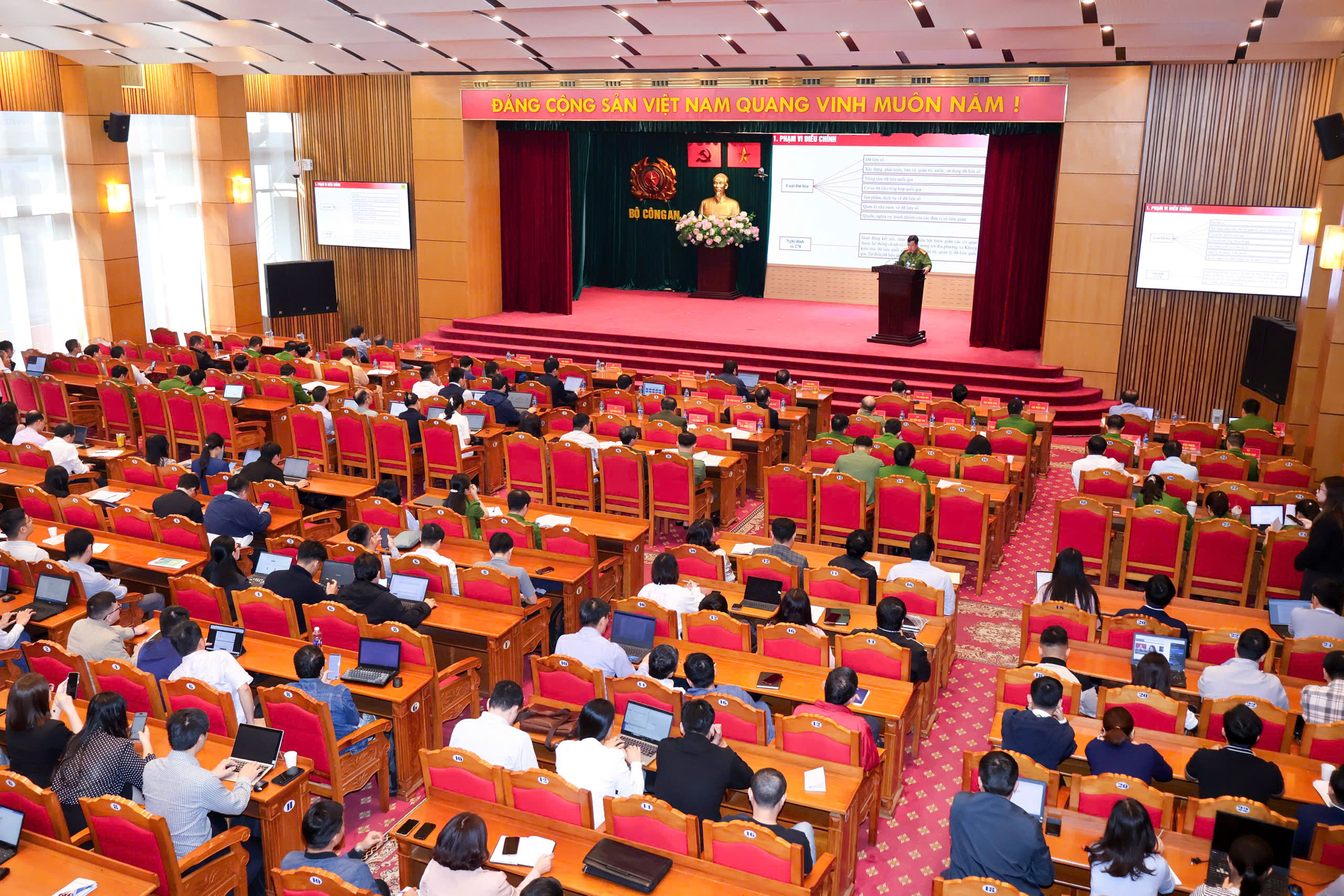 Không khí diễn ra tại hội trường 