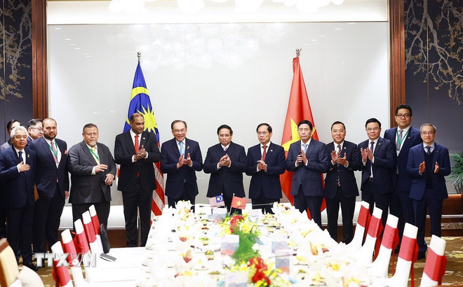 Thủ tướng Phạm Minh Chính và Thủ tướng Malaysia Anwar Ibrahim cùng thành viên đoàn hai nước. Ảnh: Dương Giang/TTXVN
