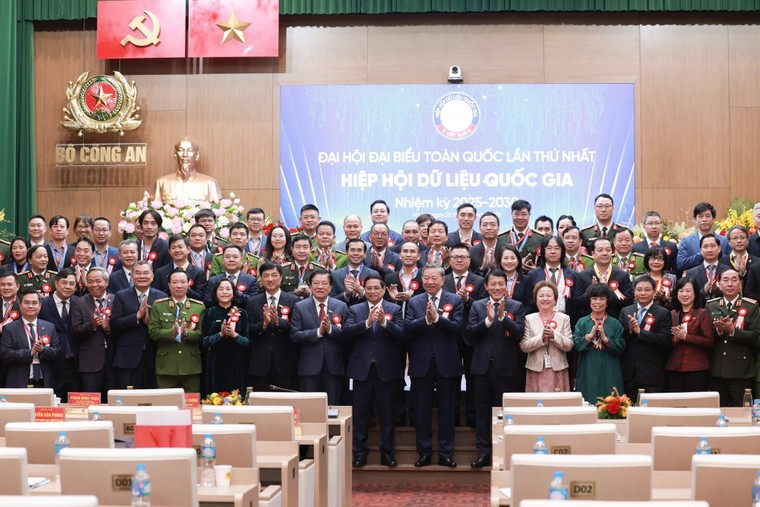 Tổng Bí thư Tô Lâm, Thủ tướng Phạm Minh Chính cùng các đại biểu.