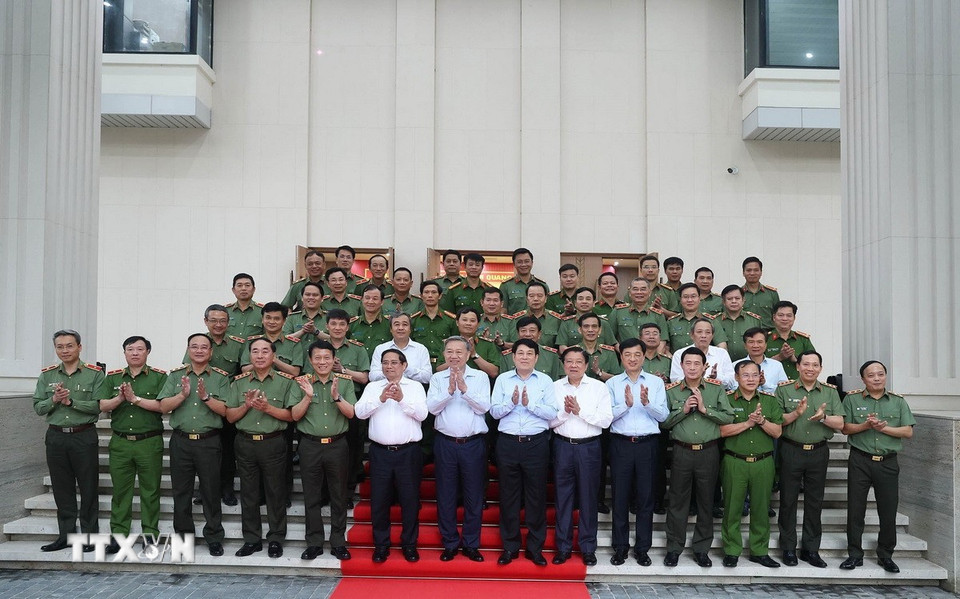 Tổng Bí thư Tô Lâm, Chủ tịch nước Lương Cường, Thủ tướng Phạm Minh Chính và các đại biểu. Ảnh: Thống Nhất/TTXVN