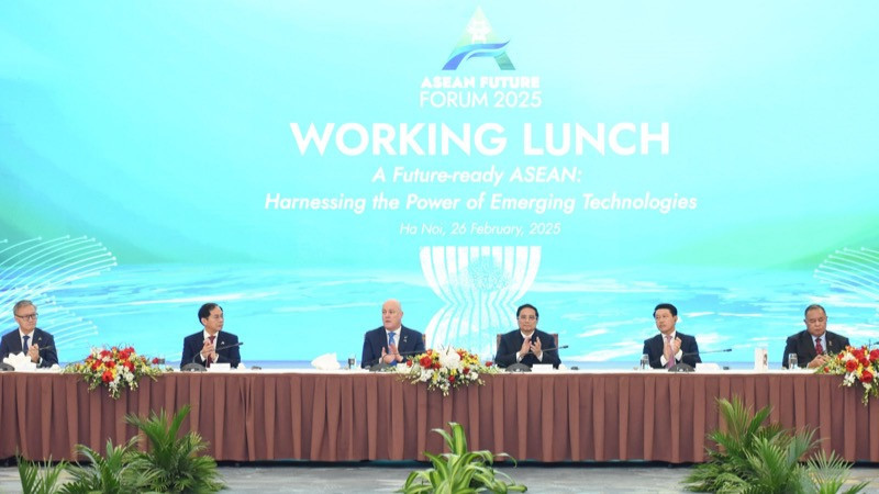 Thủ tướng Phạm Minh chính và Thủ tướng New Zealand Christopher Luxon tham dự Phiên làm việc về công nghệ. Ảnh: Dương Giang/TTXVN