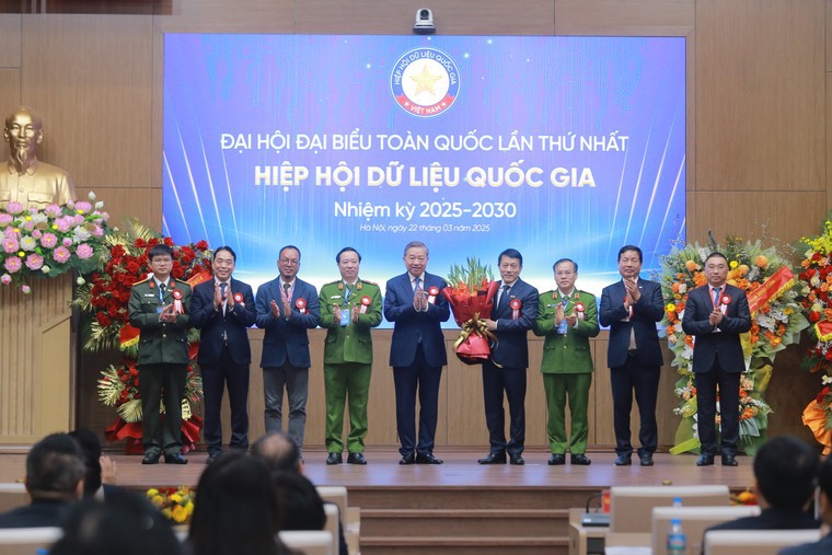 Tổng Bí thư Tô Lâm tặng hoa chúc mừng.
