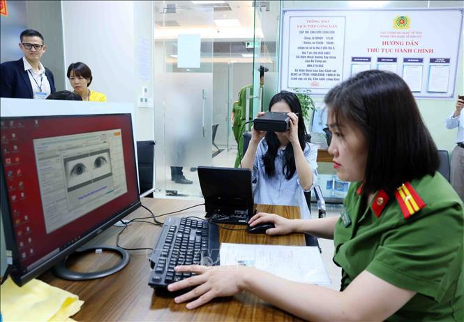 Thu nhận sinh trắc học mống mắt vào cơ sở dữ liệu căn cước. Ảnh minh họa: Phạm Kiên/TTXVN