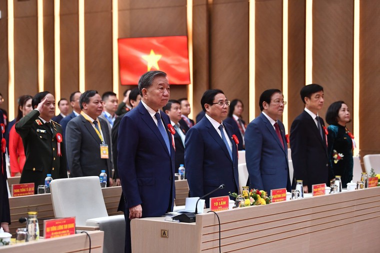 Tổng Bí thư Tô Lâm, Thủ tướng Phạm Minh Chính và các đại biểu thực hiện nghi thức chào cờ.