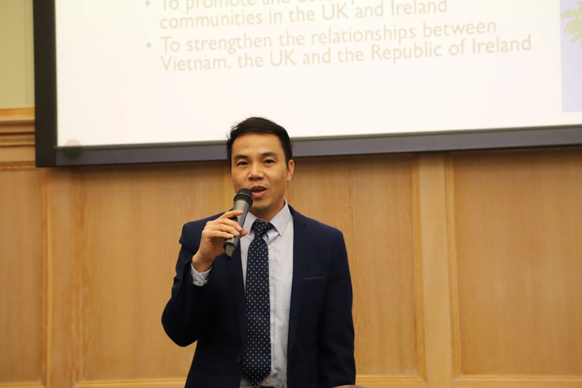 Giáo sư Nguyễn Xuân Huấn, Chủ tịch Hội trí thức Việt Nam tại Vương quốc Anh và Ireland (VIS) trả lời phỏng vấn về Nghị quyết 57-NQ/TW của Bộ Chính trị về đột phá phát triển khoa học, công nghệ, đổi mới sáng tạo và chuyển đổi số quốc gia. Ảnh: Phong Hà/TTXVN