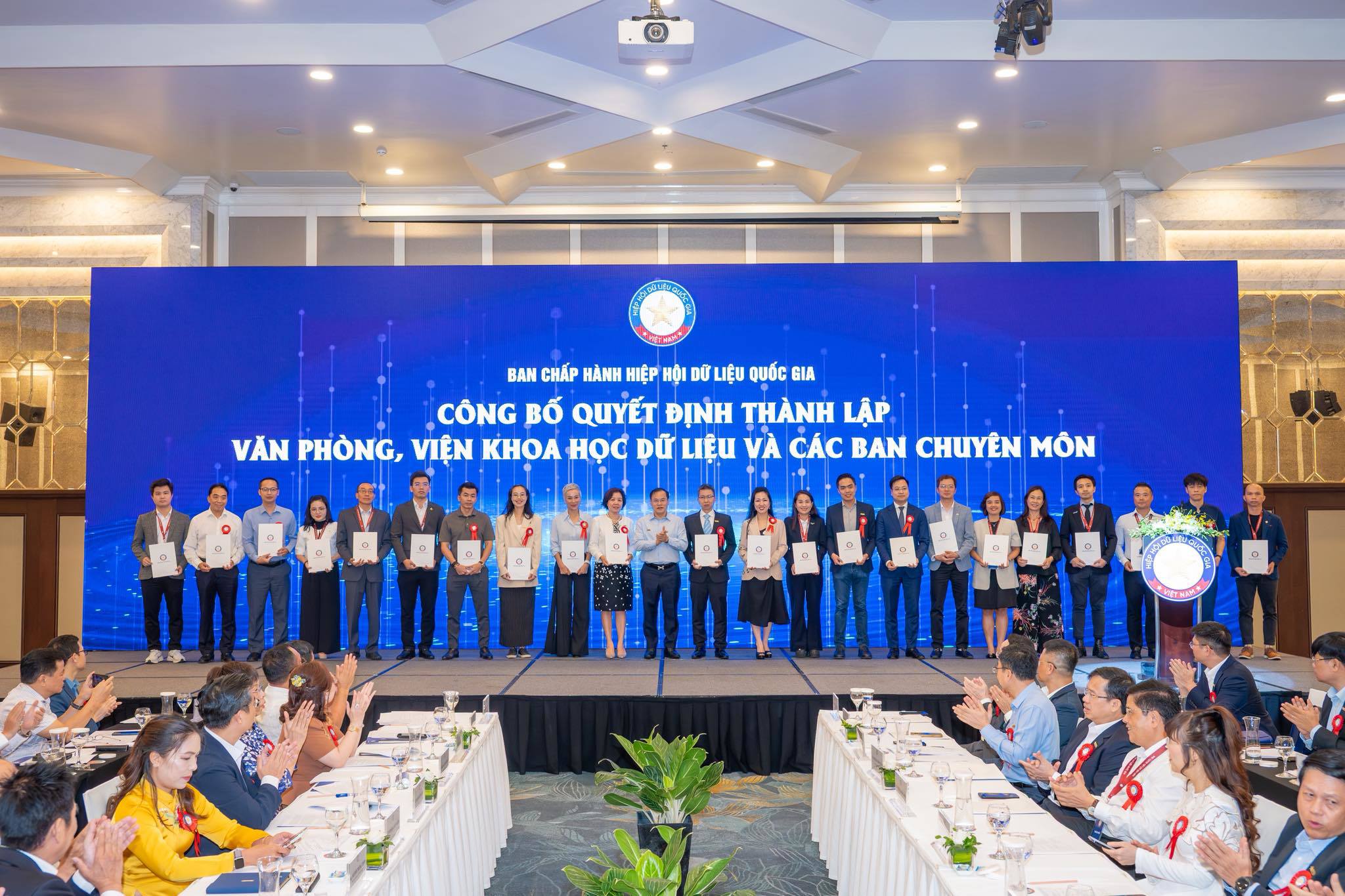 Văn phòng, các Ban chuyên môn và Viện Khoa học dữ liệu