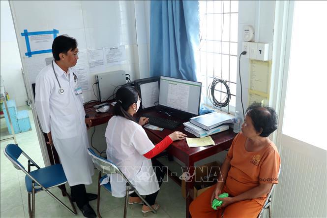 Nhân viên tại Trạm y tế xã Tân Duyệt, huyện Đầm Dơi (Cà Mau) ứng dụng phầm mềm công nghệ thông tin trong khám chữa bệnh, quản lý khám điều trị bệnh từ xa, lập hồ sơ quản lý sức khỏe cho người dân.