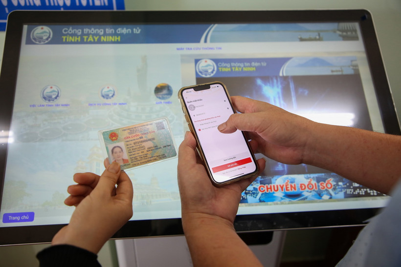 Các thủ tục hành chính được số hóa trên các nền tảng dịch vụ công, góp phần tạo sự thuận lợi, minh bạch trong giải quyết thủ tục cho người dân. Ảnh: Giang Phương/TTXVN.