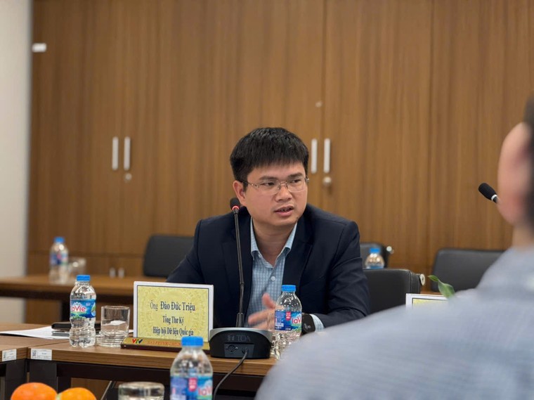 Thiếu tá Đào Đức Triệu - Tổng thư ký Hiệp hội phát biểu tại cuộc họp