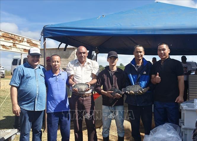 Bộ trưởng Công nghiệp Thực phẩm Cuba Alberto López Díaz (thứ 3, trái sang) cùng nhóm chuyên gia Việt Nam vui mừng đón kết quả hợp tác. Ảnh: TTXVN