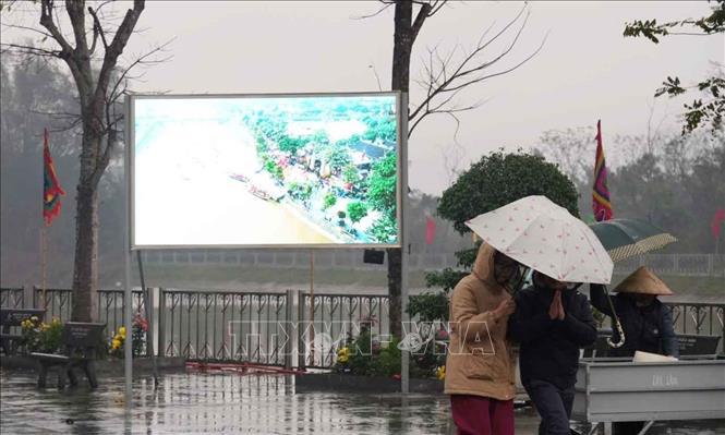 Hệ thống kiosk cảm ứng ngoài trời 65 inch được lắp đặt tại Đền Ông Hoàng Mười.