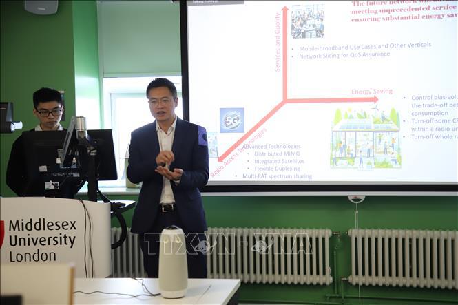 Tiến sỹ Tô Đức (bên phải), công ty Rakuten Symphony UK. Ảnh: Phong Hà/TTXVN.