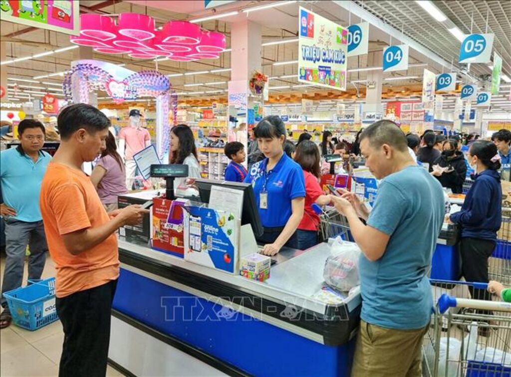 Người dân làm thủ tục tại Trung tâm hành chính công tỉnh Ninh Thuận.