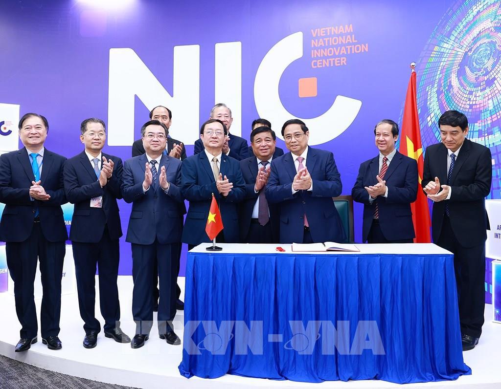 Thủ tướng Phạm Minh Chính thăm Trung tâm Đổi mới sáng tạo quốc gia. Ảnh: Dương Giang-TTXVN