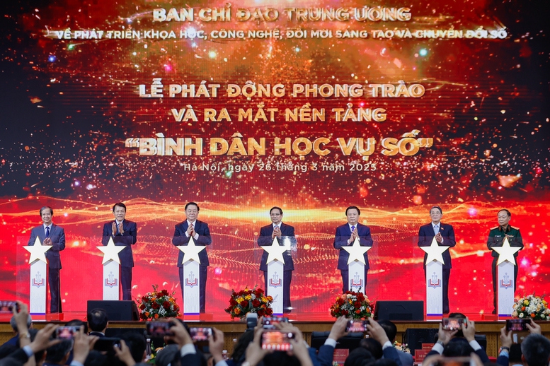 Thủ tướng Phạm Minh Chính và các đại biểu thực hiện nghi thức phát động phong trào “Bình dân học vụ số”.